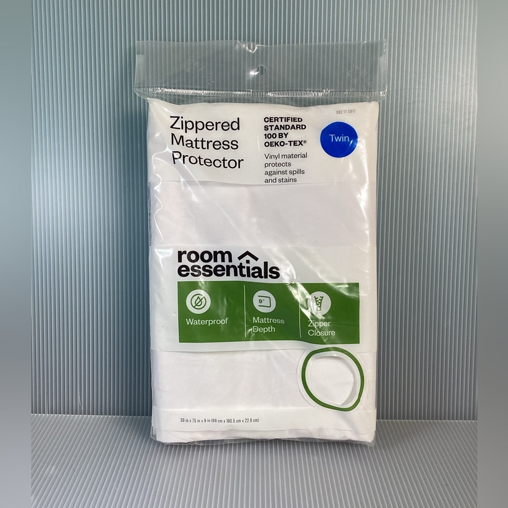 Room Essentials Zippered Mattress Protector - Twin